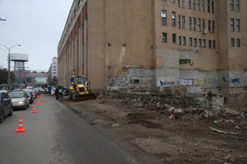 В Краснодаре восстанавливают тротуар на улице Рашпилевской