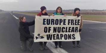 В Бельгии четырех депутатов Европарламента задержали за антиядерный протест на военной базе