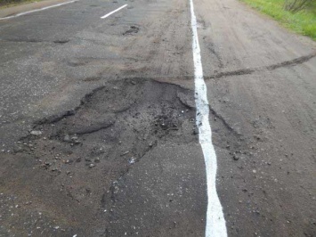 На ремонте дорог в двух поселках Днепропетровщины директор предприятия украл миллион гривен