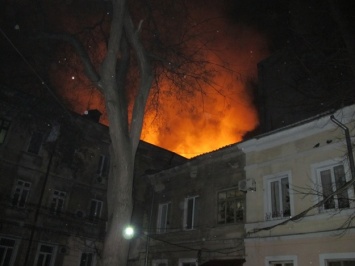 Взрыв в центре Одессы и раненый спасатель: подробности пожара на Ришельевской