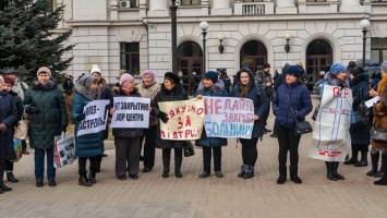 «Заболел - застрелись»: в Днепре врачи вышли на протест под облсовет