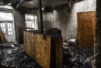 Пожар на Ришельевской: много спасателей, выгоревшие квартиры и грязь вокруг (фоторепортаж)