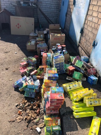 Обыске на складе: В Запорожье продавали сигареты из Иордании (ФОТО)