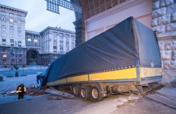 В полиции озвучили вероятную причину аварии с грузовиком перед мэрией в Киеве