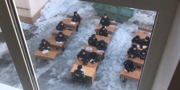 Студентов университета МВД в Москве посадили за парты на морозе