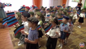 «ДНР» показала, как в детском саду Донецка носят военную форму и маршируют