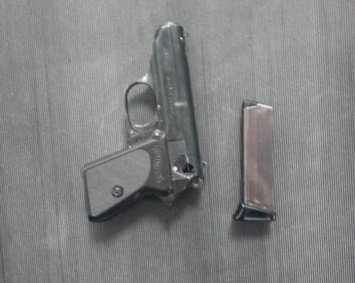 В Николаевском аэропорту задержали мужчину с пистолетом