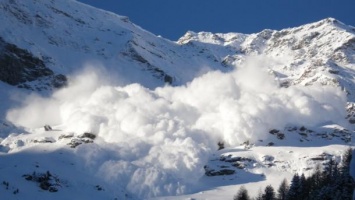 В Канаде, на популярном горнолыжном курорте лавина накрыла туристов, погиб человек
