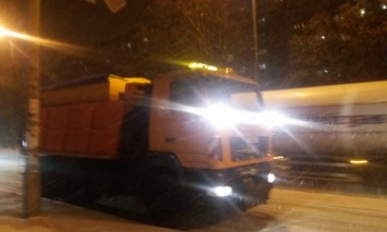 Снег в Киеве чистят более 300 снегоуборочных машин, - КГГА