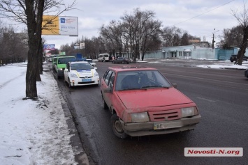 В Николаеве «девятка» врезалась в инкассаторский автомобиль «Приватбанка»