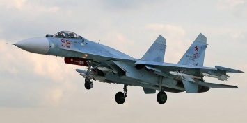 Опубликовано фото российского Су-27 в 20 метрах от шведского разведчика