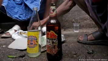 Массовое отравление алкоголем в Индии: умерло уже 89 человек