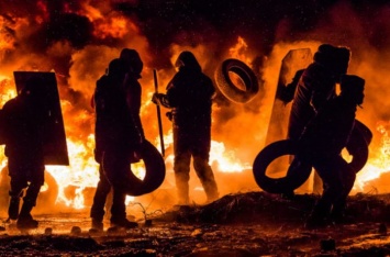 Пьют вино и радуются: расстрел Майдана «приукрасили» праздником