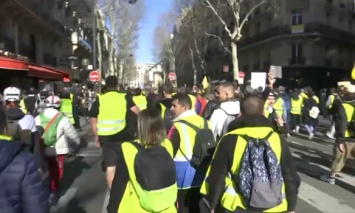 Во Франции снова начались протесты "желтых жилетов"