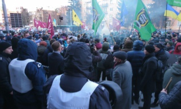 В Харькове люди вышли на улицу против подорожания цен на проезд (фото)