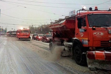 Вызывают онкологию и ожоги: дороги в Украине посыпают опасными веществами