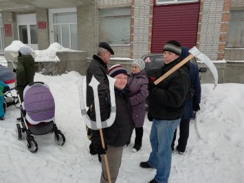 Карелия: жители Питкяранты пришли к мэрии с картонными вилами