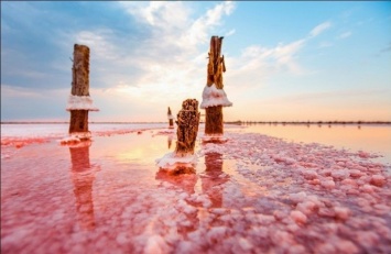 Лемурийское розовое озеро на Херсонщине привлекает туристов