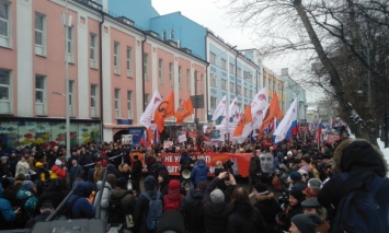 В Москве и Петербурге тысячи людей вышли на марш памяти Бориса Немцова (фото)