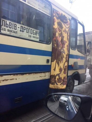 Ковер - вместо двери: нелепая маршрутка рассмешила украинцев