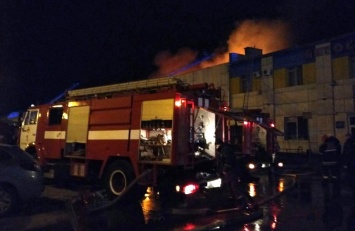 В Полтаве загорелся крытый рынок на территории бывшего завода