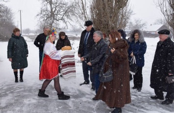 Скандал и эхо скандала. На Николаевщине делегацию чиновников из ОГА на морозе встречали полуодетые дети