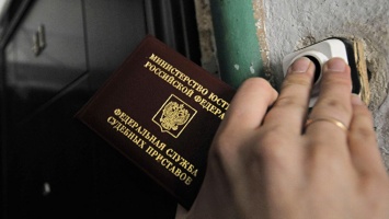 В Крыму 40-летнего алиментщика родители спрятали от приставов под кроватью