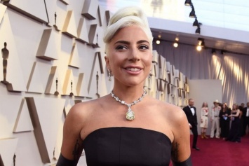Леди Гага показала на церемонии "Оскар" бриллиантовое ожерелье за $30 млн