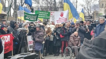 Полтысячи нотариусов протестуют возле Кабмина против Минюста