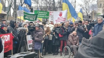 В Киеве под Кабмином полтысячи нотариусов протестуют против действий Минюста