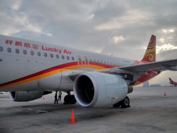 Китайская авиакомпания подаст в суд на мужчину, который бросил монеты в двигатель самолета «на удачу»