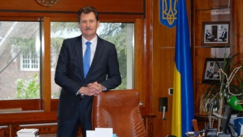 Посол Украины в Испании не встал во время государственного гимна. Диаспора обвиняет в пренебрежении