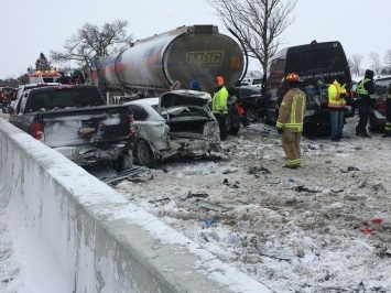 Массовое ДТП в Канаде: из-за гололедицы и снегопада столкнулись около 70 авто