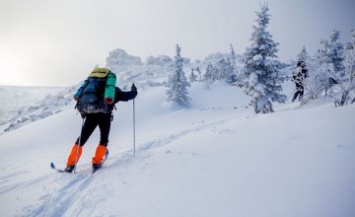 Жительница Днепра травмировалась во время катания на лыжах в горах: спасатели оказали ей помощь