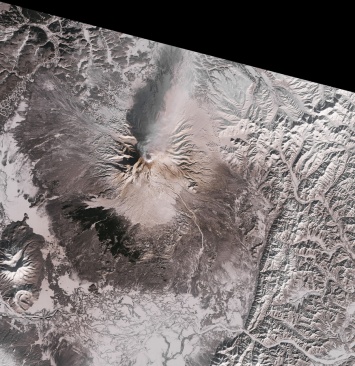 На Камчатке извергает лаву вулкан