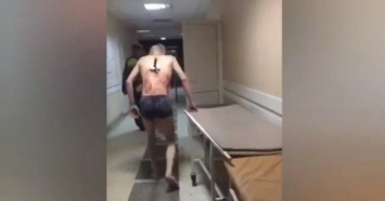 Типичная Россия: запутинец устал ждать операции и пошел курить с ножом в спине ВИДЕО 18+