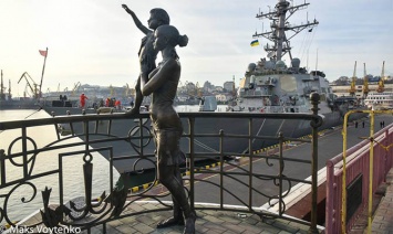 Порошенко в Одессе встретился с Волкером и посетил американский эсминец