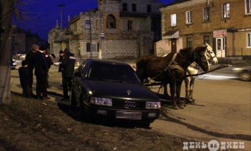 В Хмельницкой области мужчина украл лошадей и врезался в припаркованную машину