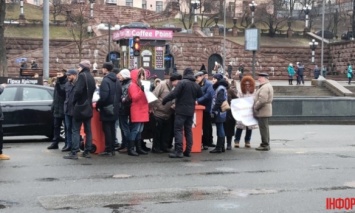 В Киеве протестующие против незаконных застроек перекрыли Крещатик перед зданием КГГА (фото)