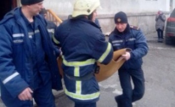 На Днепропетровщине пожилую женщину спасатели доставали через окно (ФОТО)