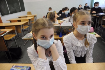 Школы экстренно закрывают в Киеве: куда нельзя пускать детей
