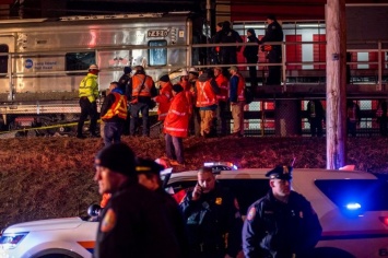 В Нью-Йорке сошел с рельсов пассажирский поезд, есть жертвы