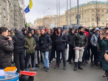 В Харьковском горсовете остановили работу из-за активистов (фото, видео)