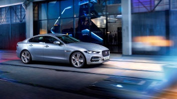 Седан Jaguar XE пережил рестайлинг и лишился моторов V6