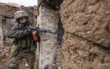 Днем в Донбассе было семь обстрелов, ранен военный