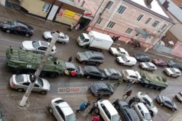 Два БТР смяли несколько легковушек в центре российского города (видео)