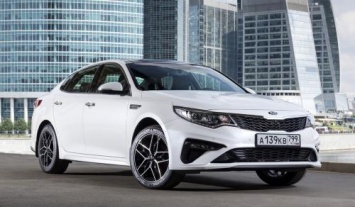 «Разгромное сравнение»: Эксперт протестировал «японца» Toyota Camry и «корейца» KIA Optima