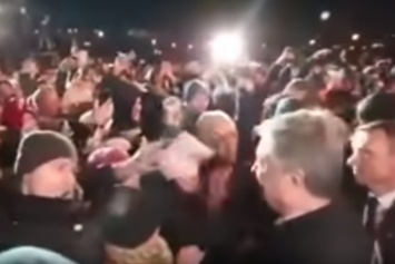 Неожиданная выходка Порошенко в Запорожье - президент сорвал шапку с девушки