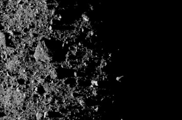 Аппарат OSIRIS-REx сделал снимок поверхности астероида Бенну крупным планом