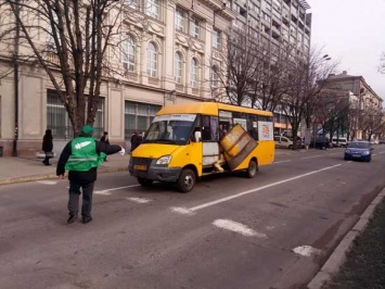 В маршрутке Днепра на ходу оторвалась обшивка (ВИДЕО)